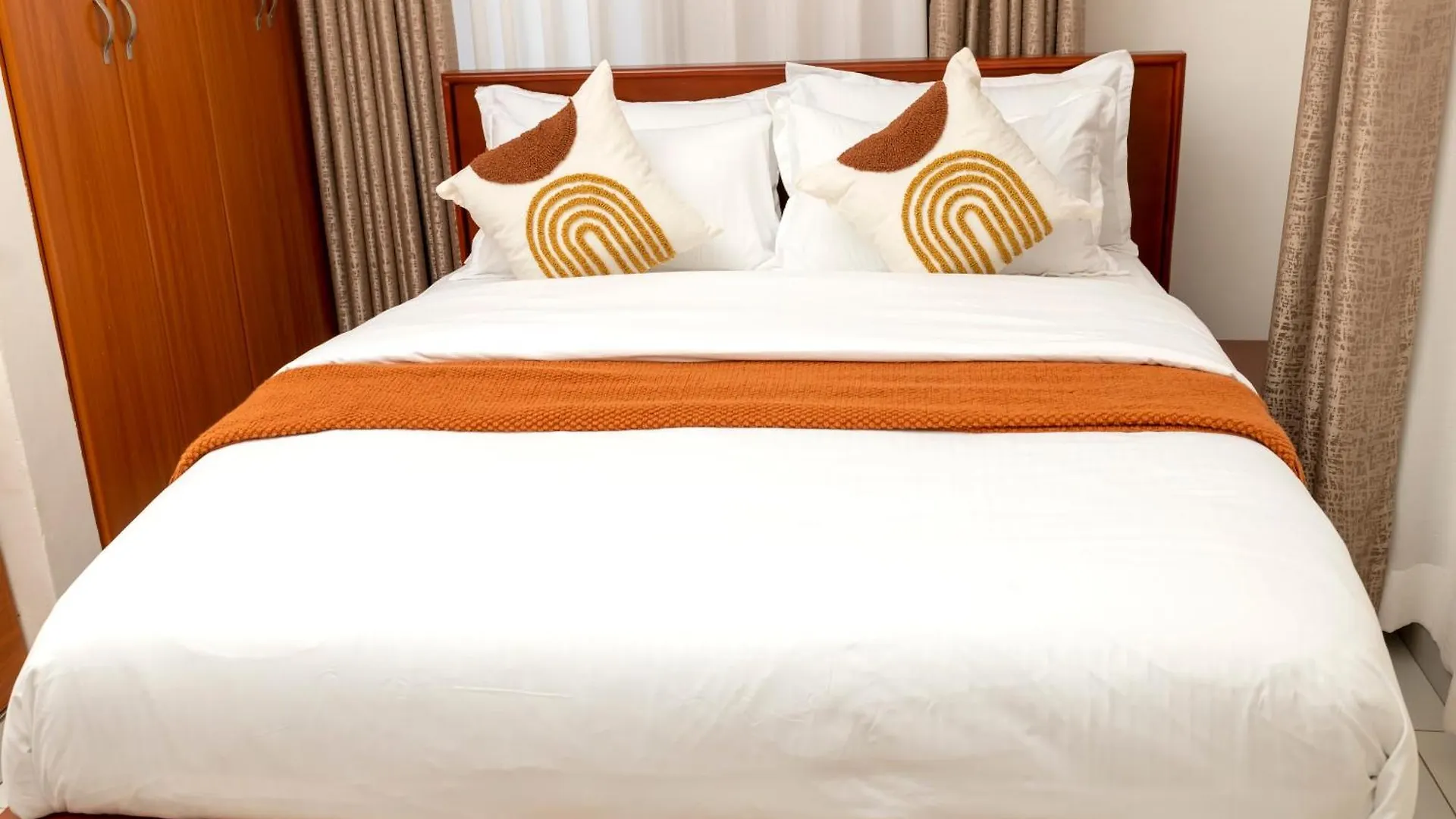 Shirleyz Cozy Haven - A Delightful Apt In Jinja City 0*,